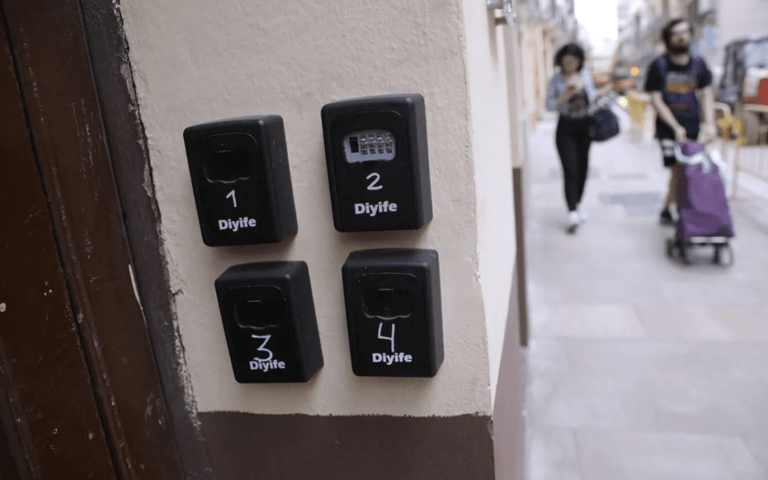 Málaga town hall removes padlocks of floors tourist